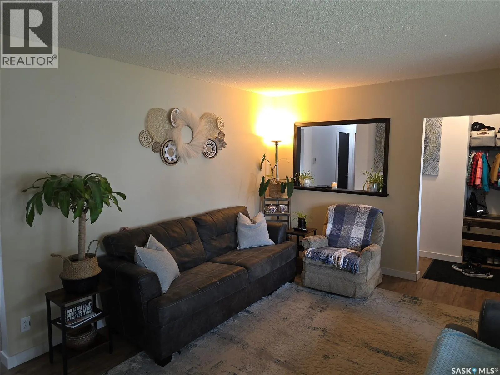 213 9th STREET E