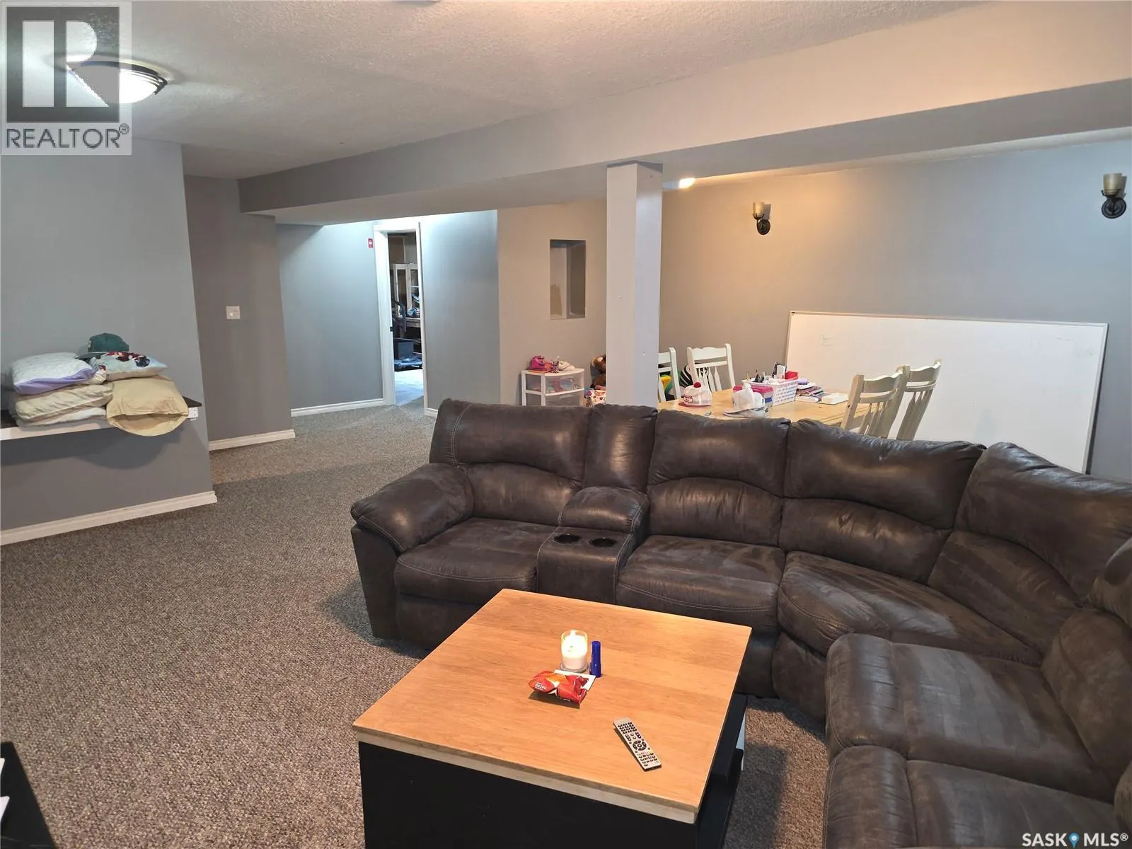 213 9th STREET E