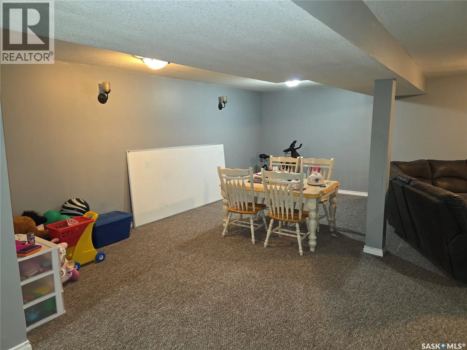 213 9th STREET E