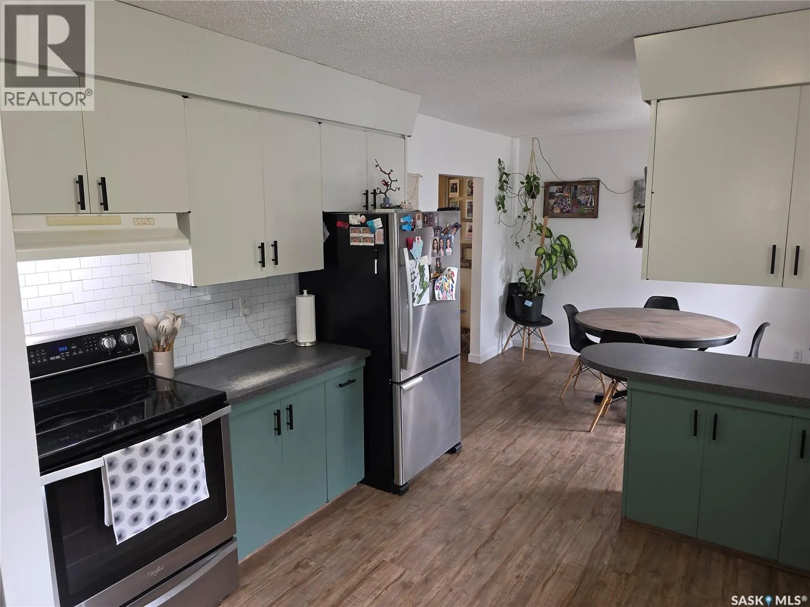 213 9th STREET E
