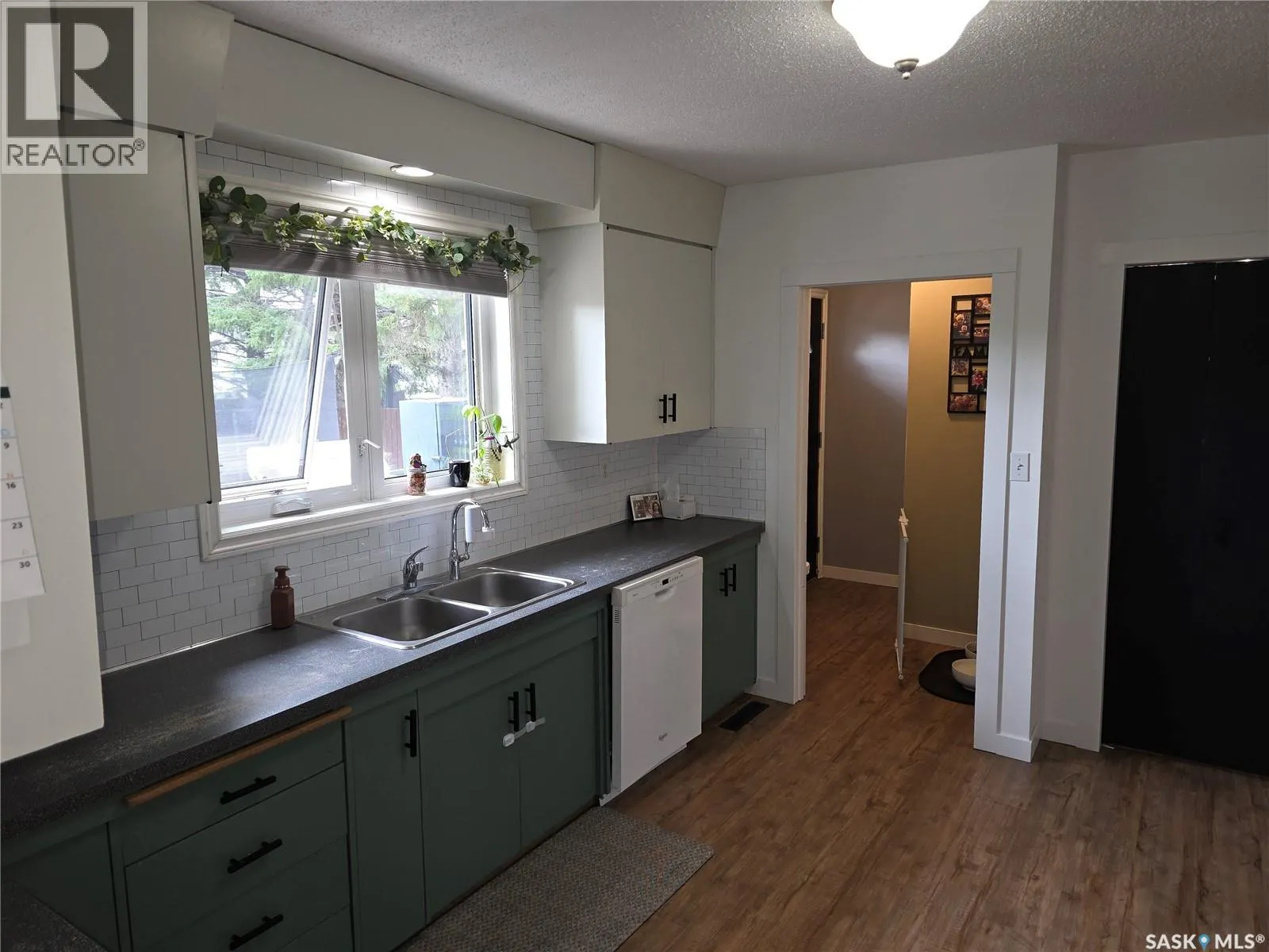 213 9th STREET E
