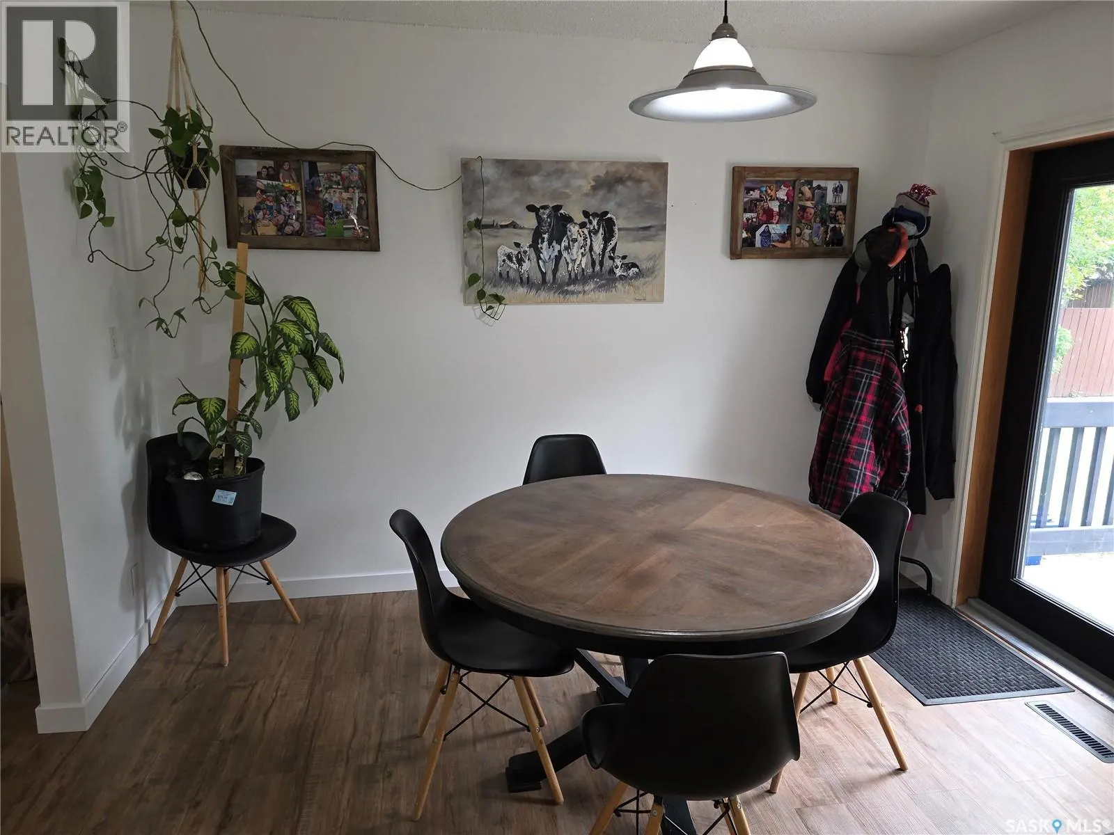 213 9th STREET E
