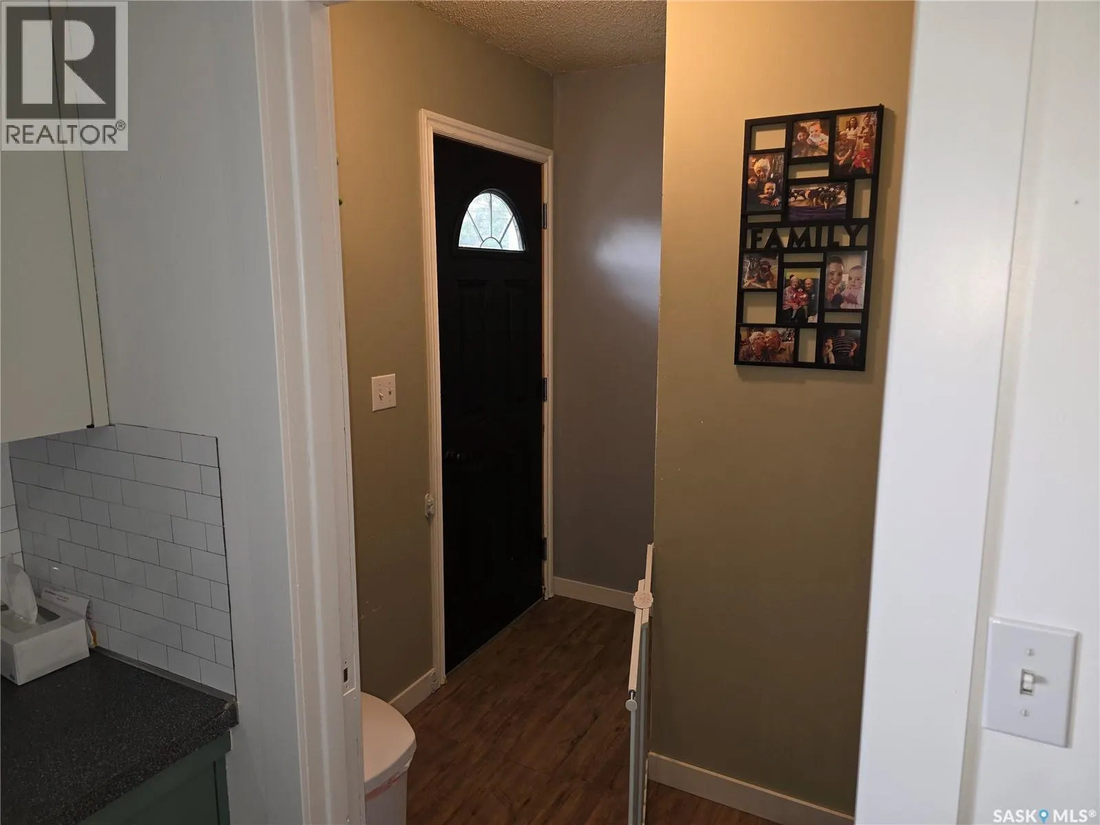 213 9th STREET E