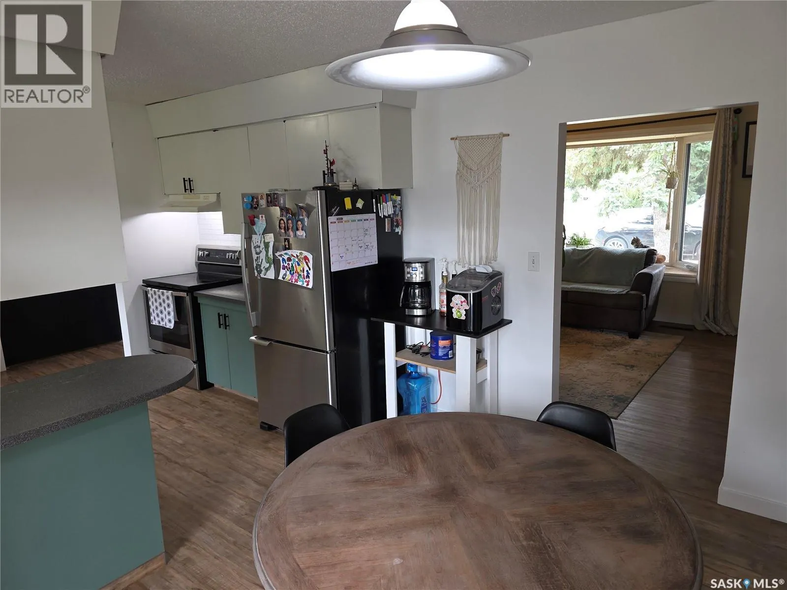213 9th STREET E