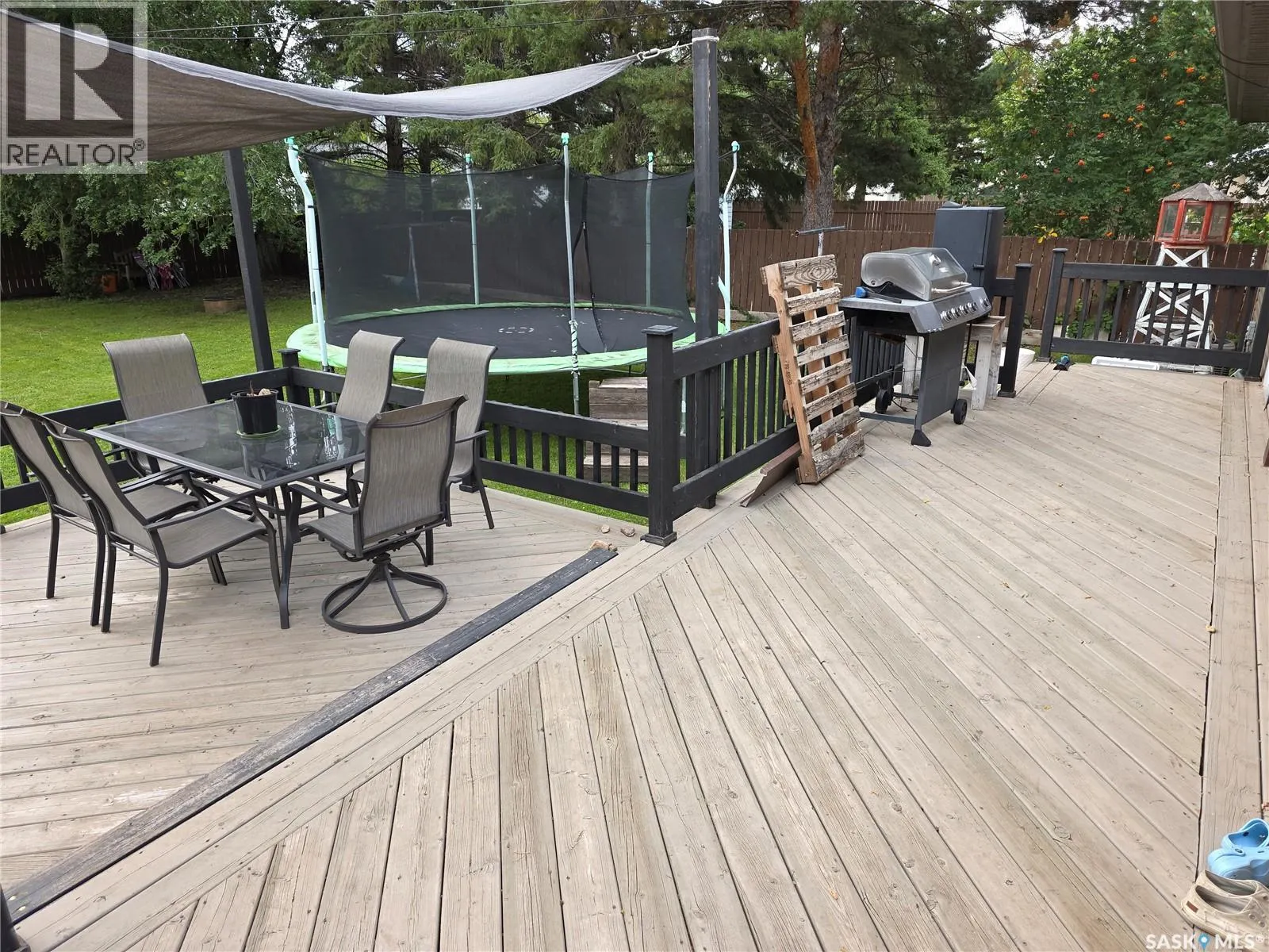213 9th STREET E