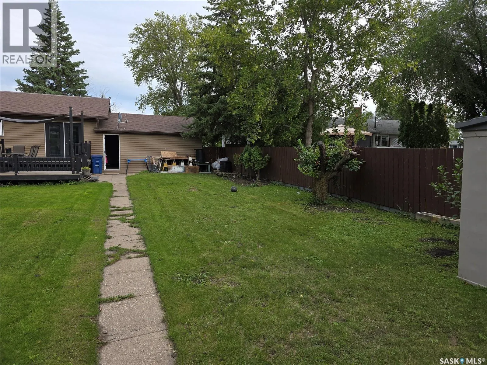 213 9th STREET E