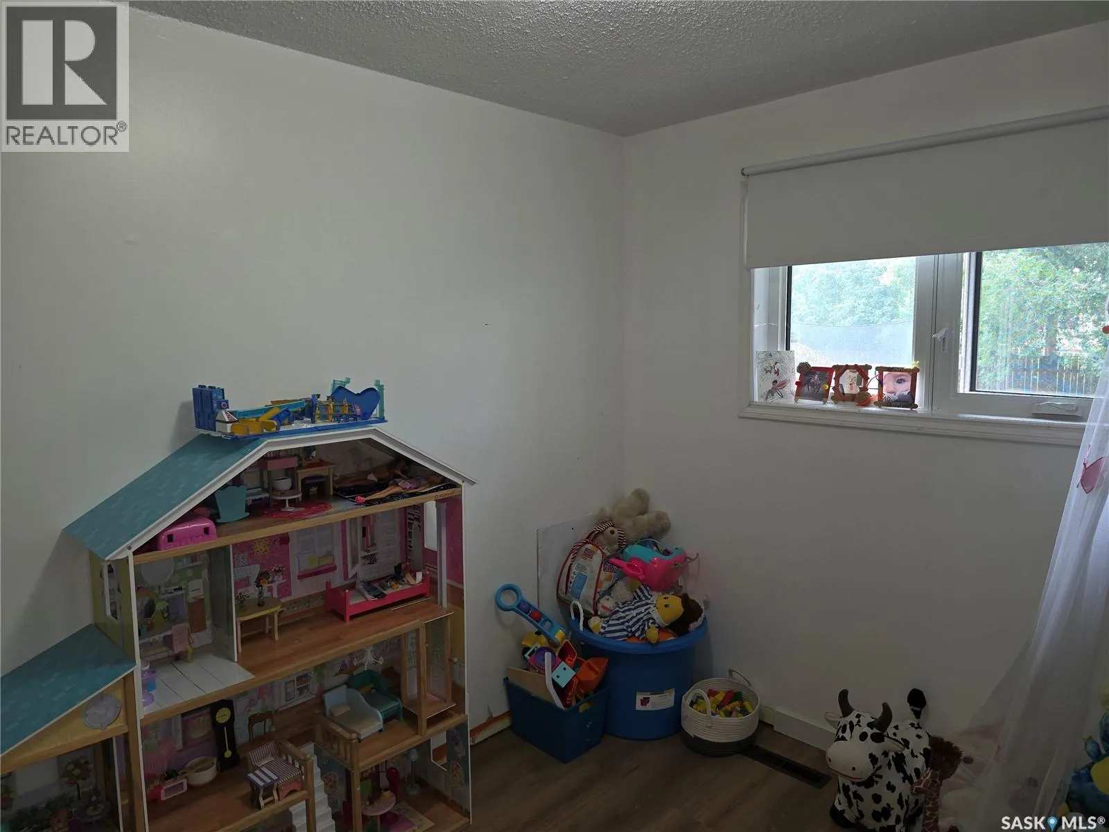 213 9th STREET E
