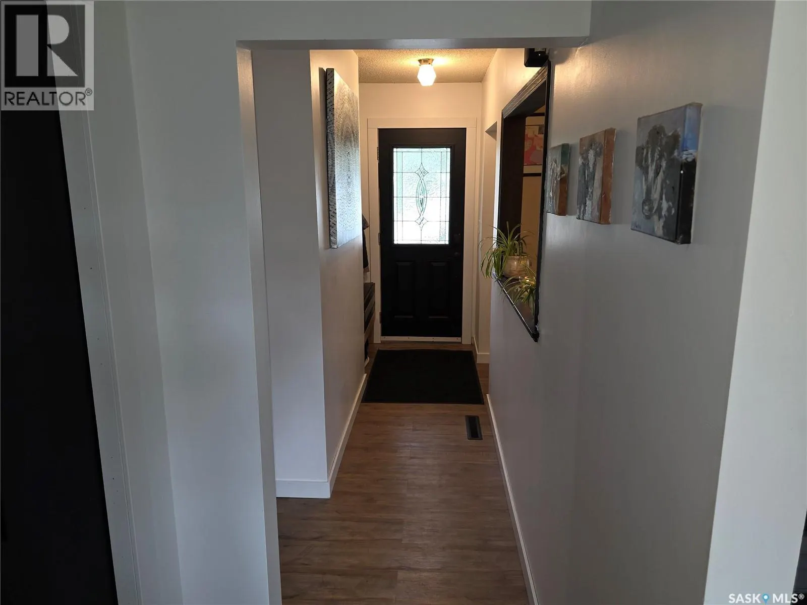 213 9th STREET E