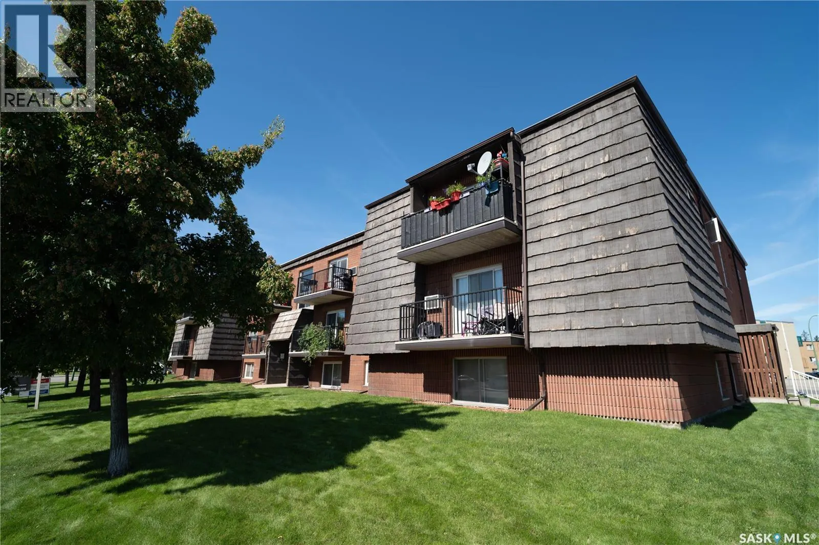 38 20 Assiniboine DRIVE