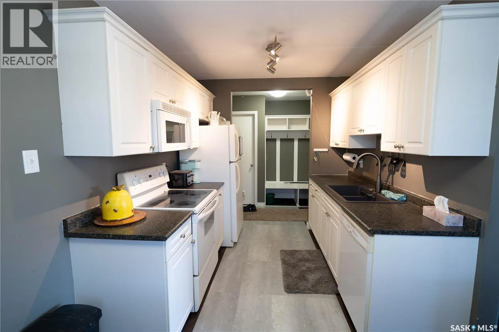 38 20 Assiniboine DRIVE