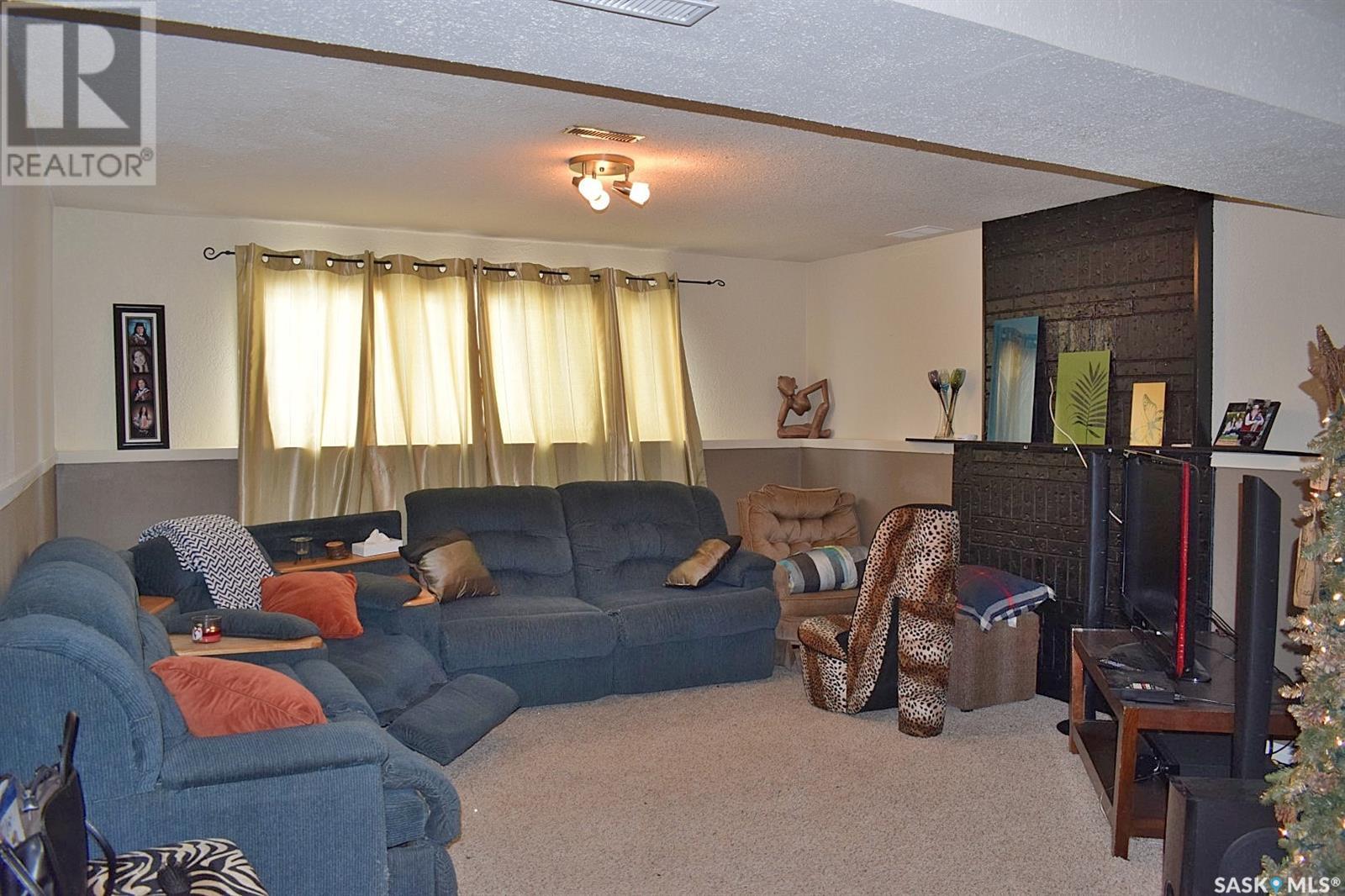 921 Sanderson CRESCENT