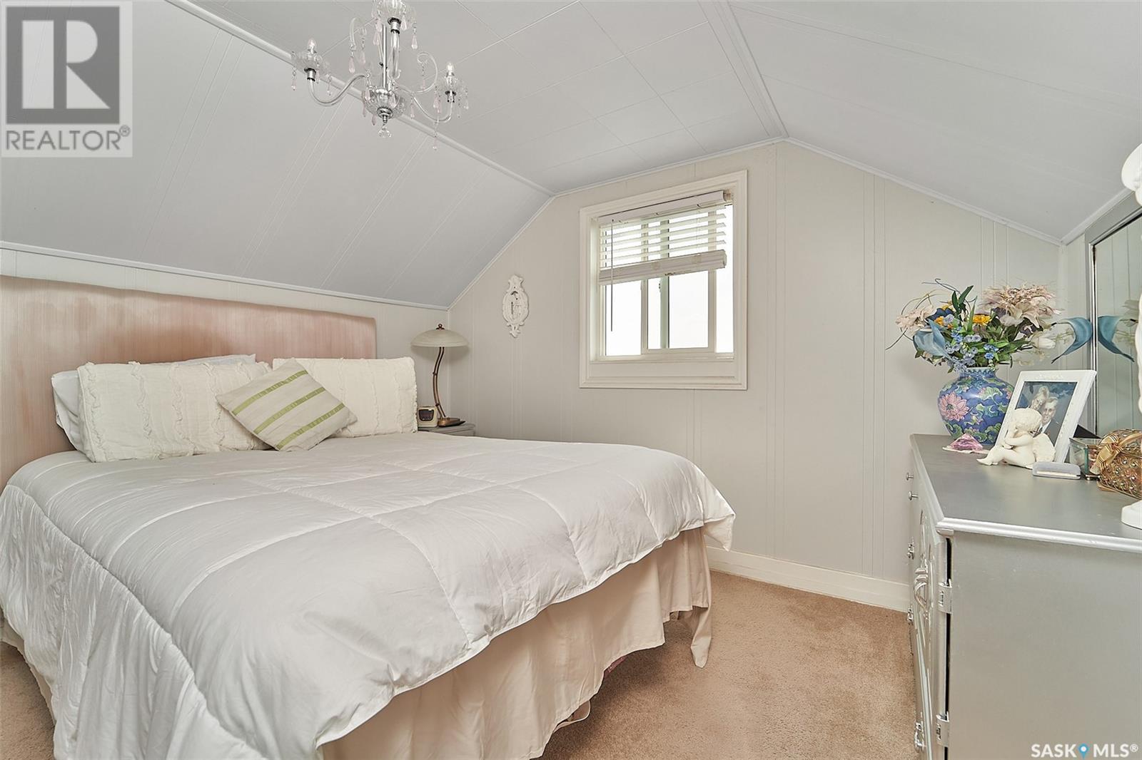 102 5th AVENUE W