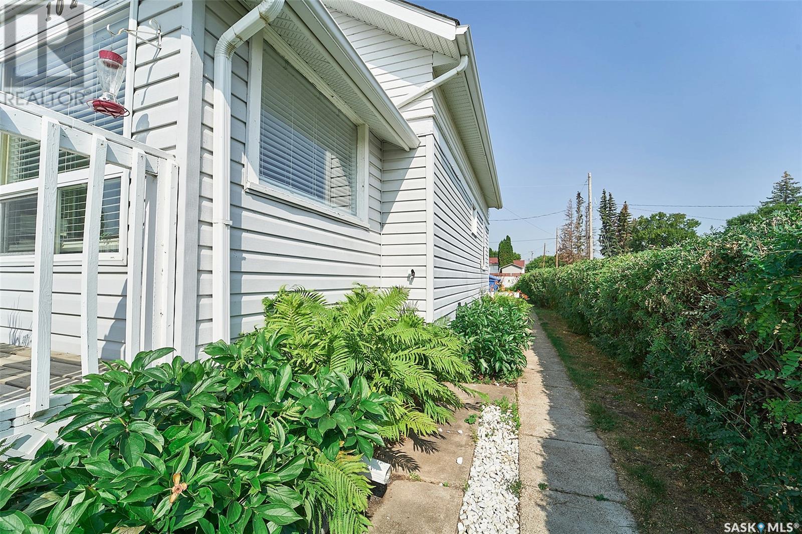 102 5th AVENUE W