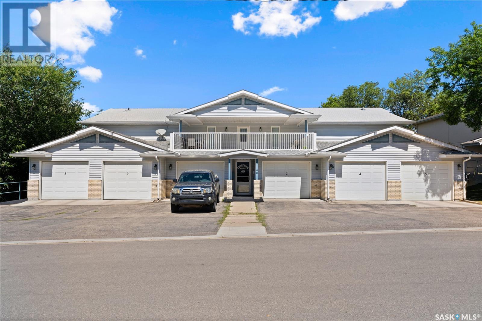 4 40 18th STREET W