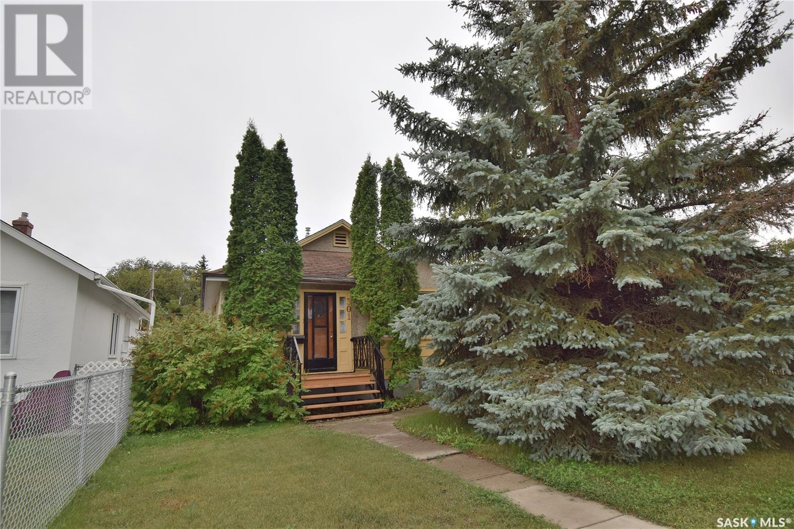 301 8th STREET E