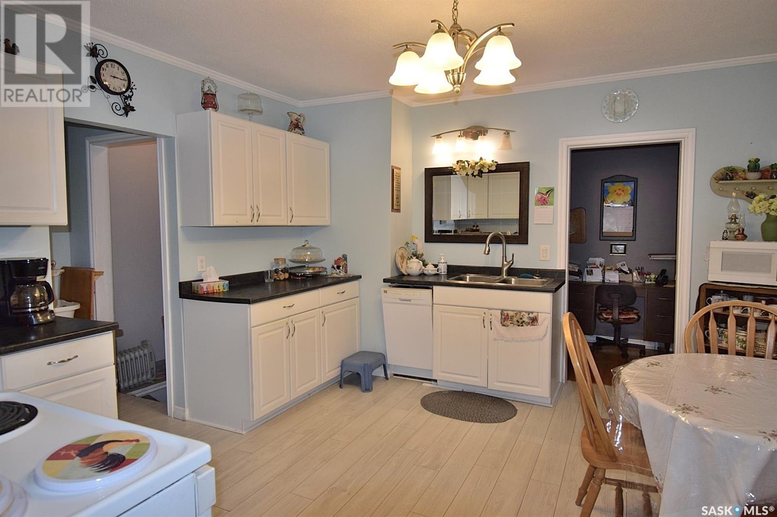 810 7th STREET E