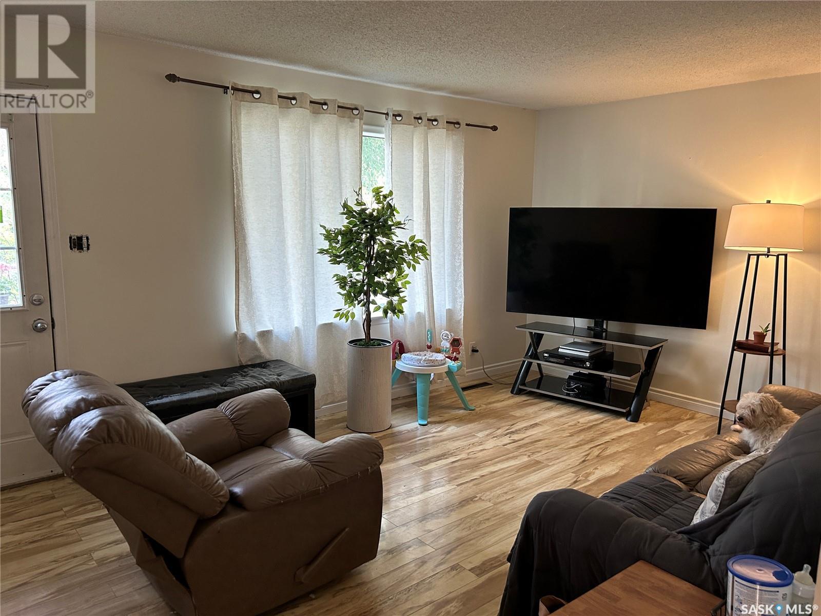 423 9th STREET E