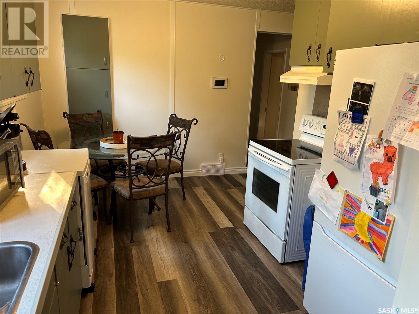 423 9th STREET E
