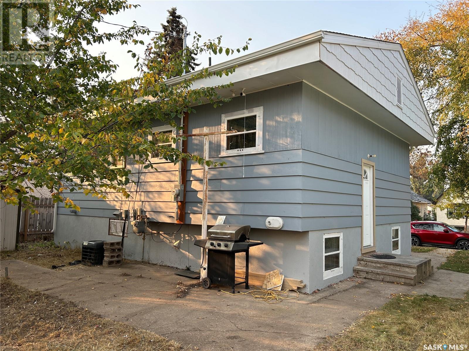423 9th STREET E