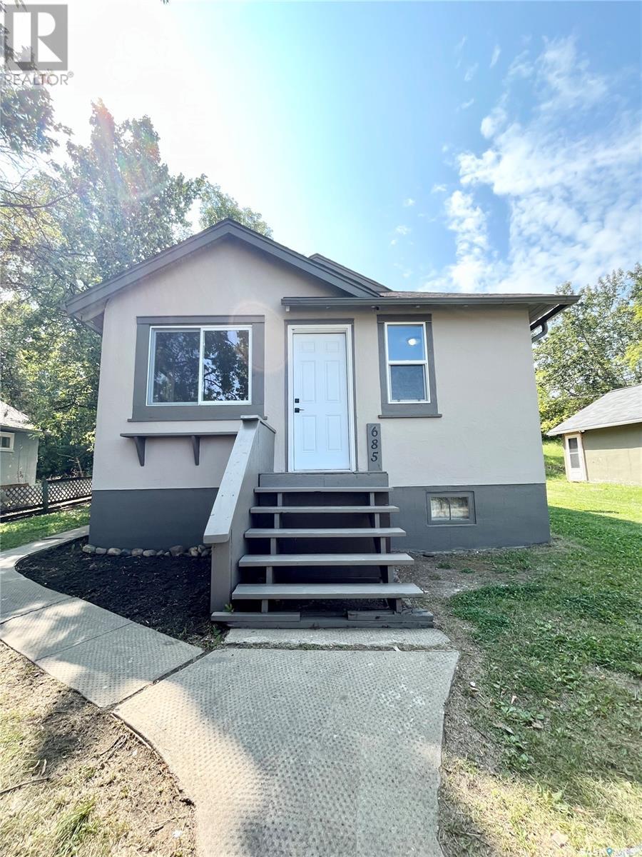 685 18th STREET W