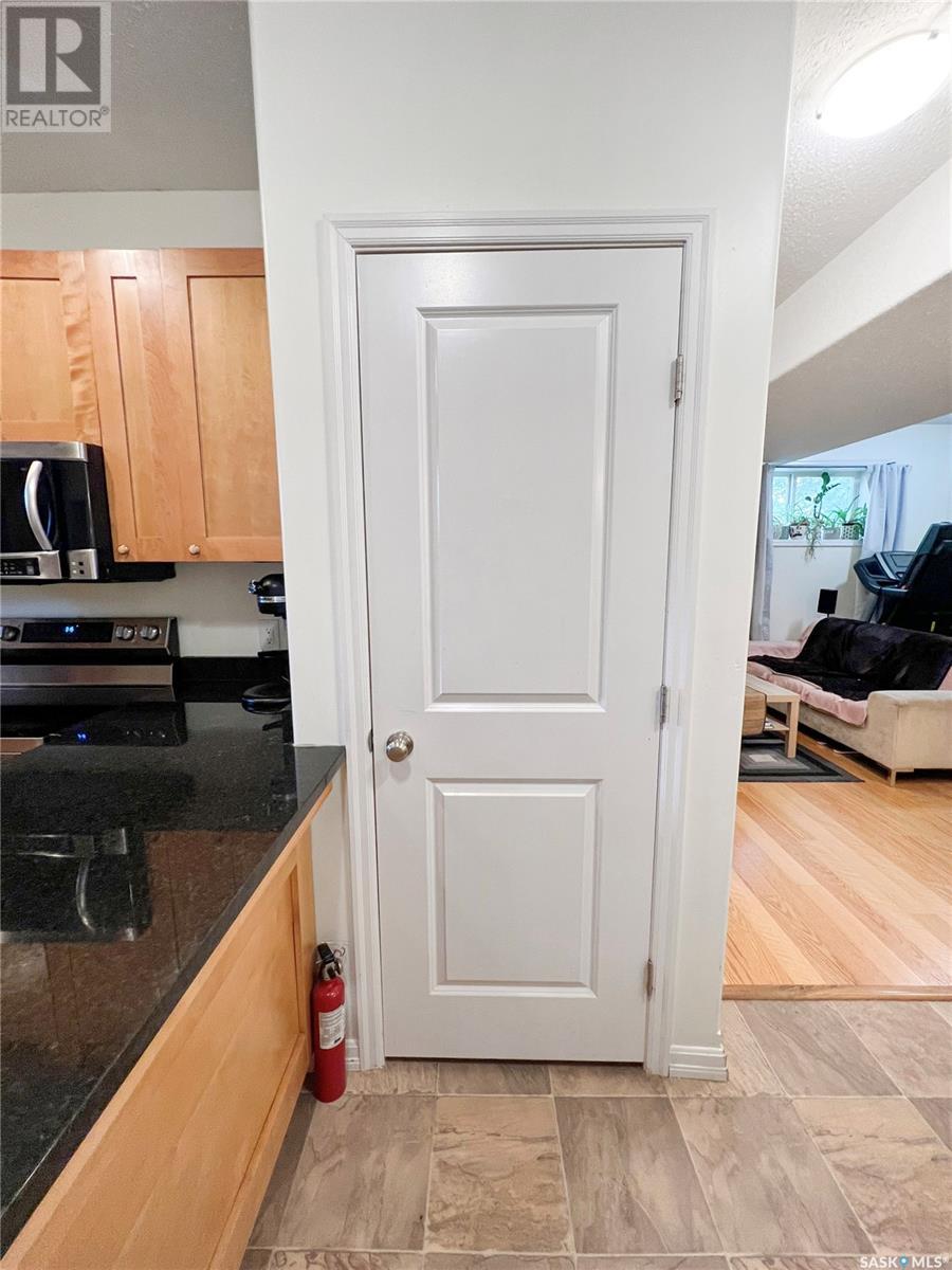8 211 20th STREET W