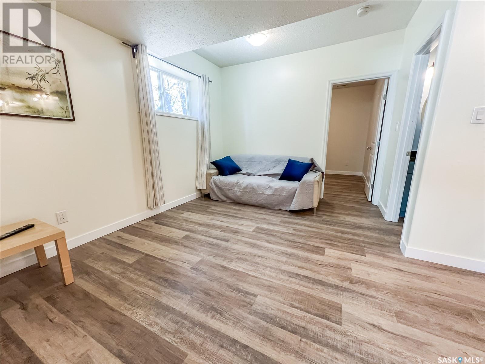 8 211 20th STREET W