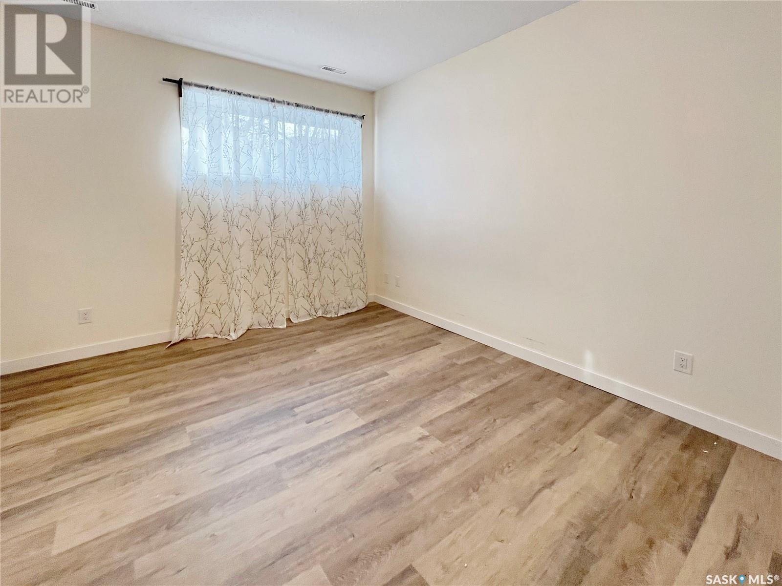 8 211 20th STREET W