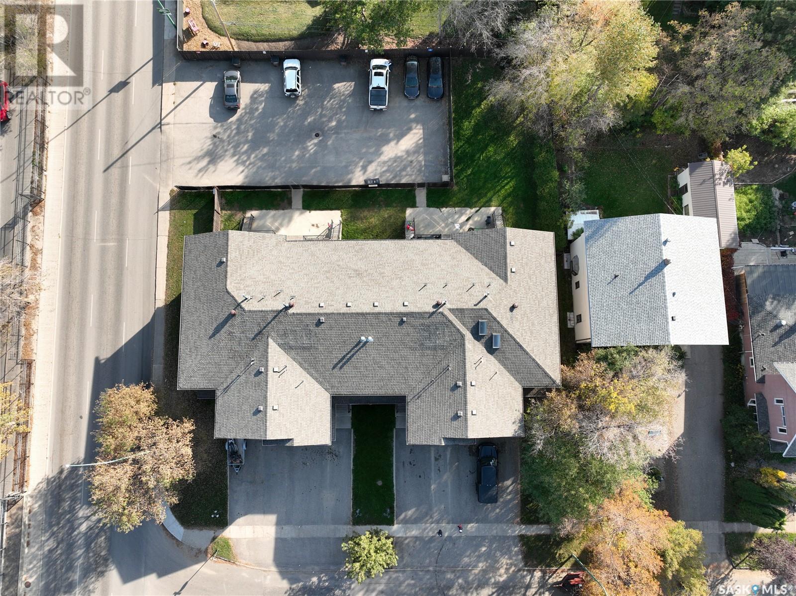 8 211 20th STREET W