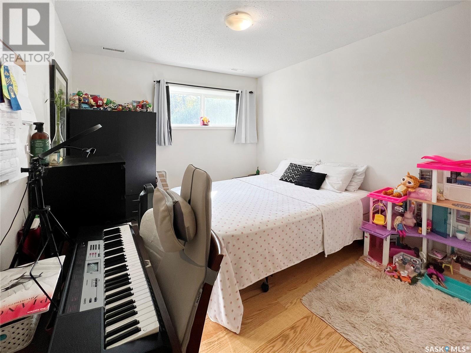 8 211 20th STREET W