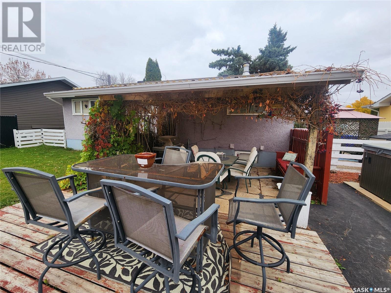 1109 3rd STREET E