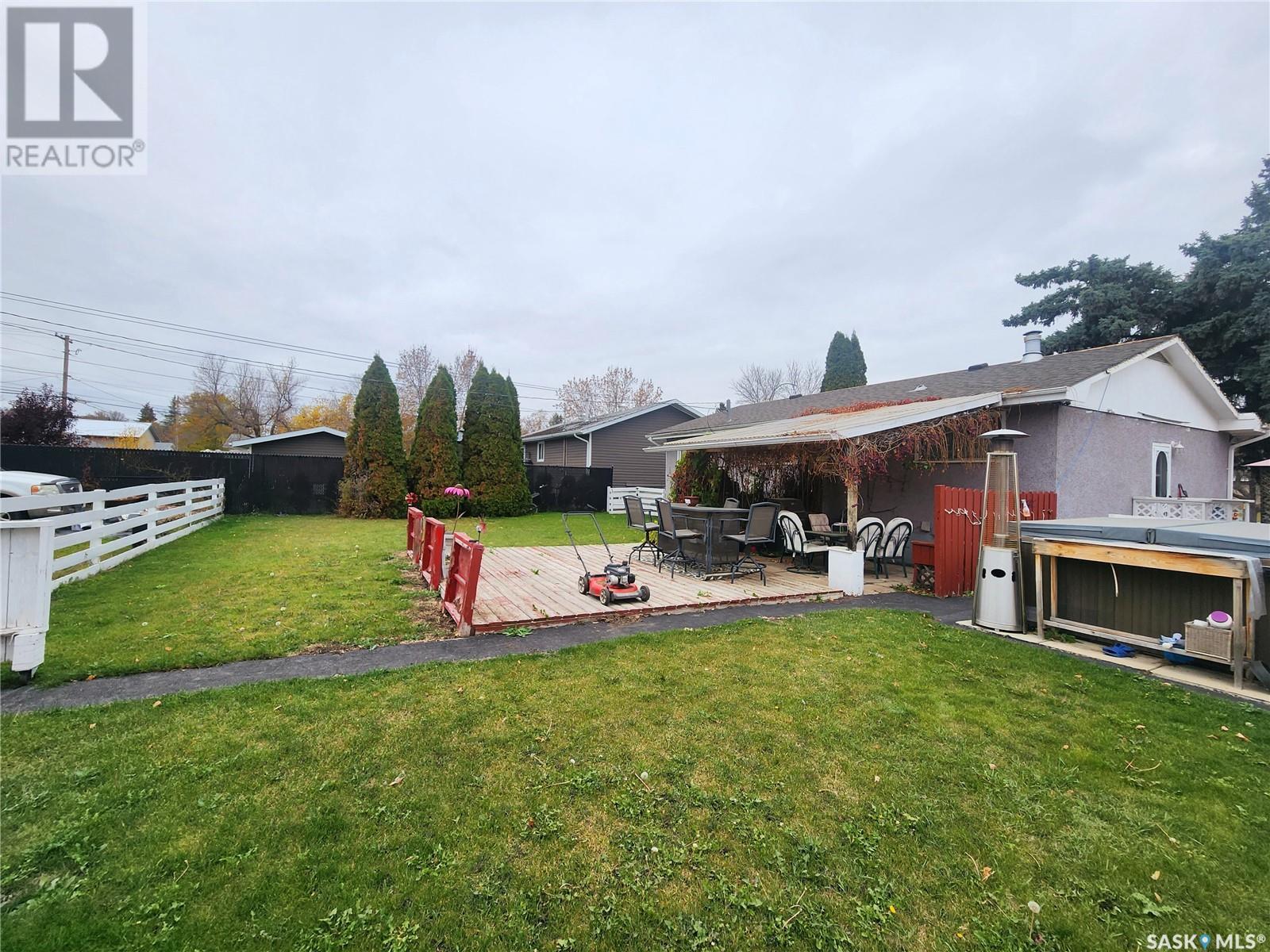 1109 3rd STREET E