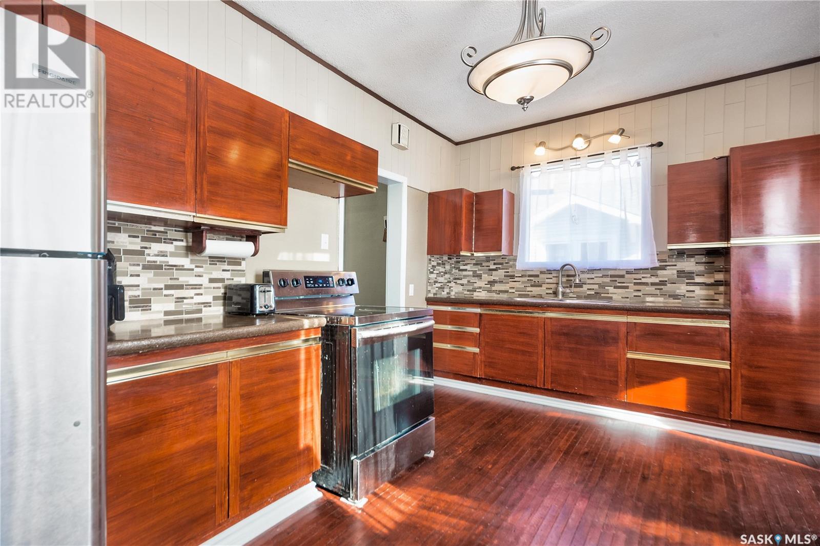 121 11th STREET E