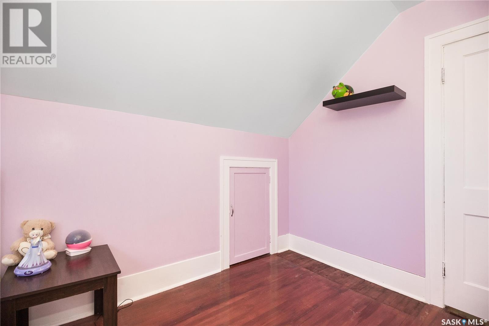 121 11th STREET E
