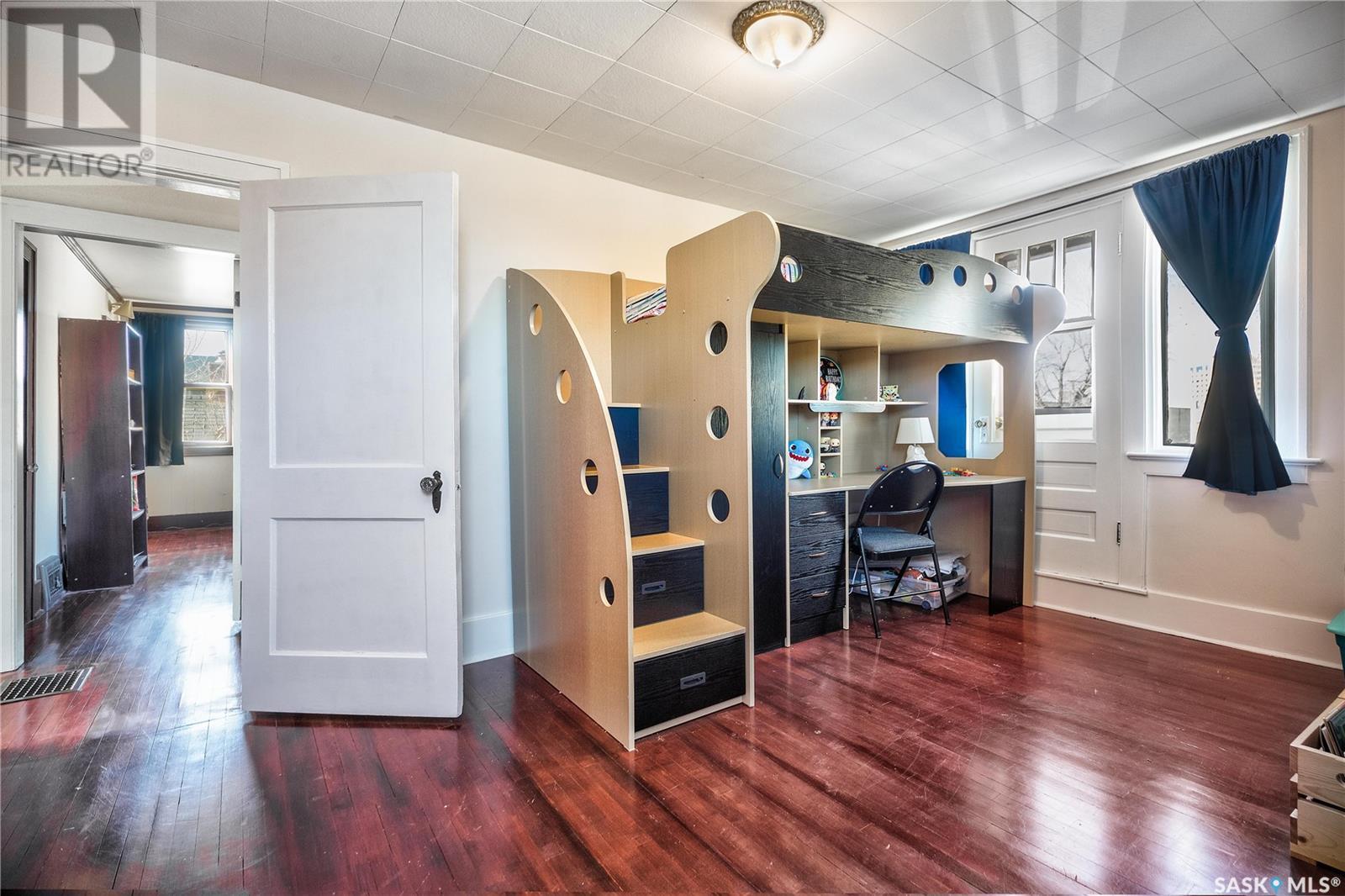 121 11th STREET E