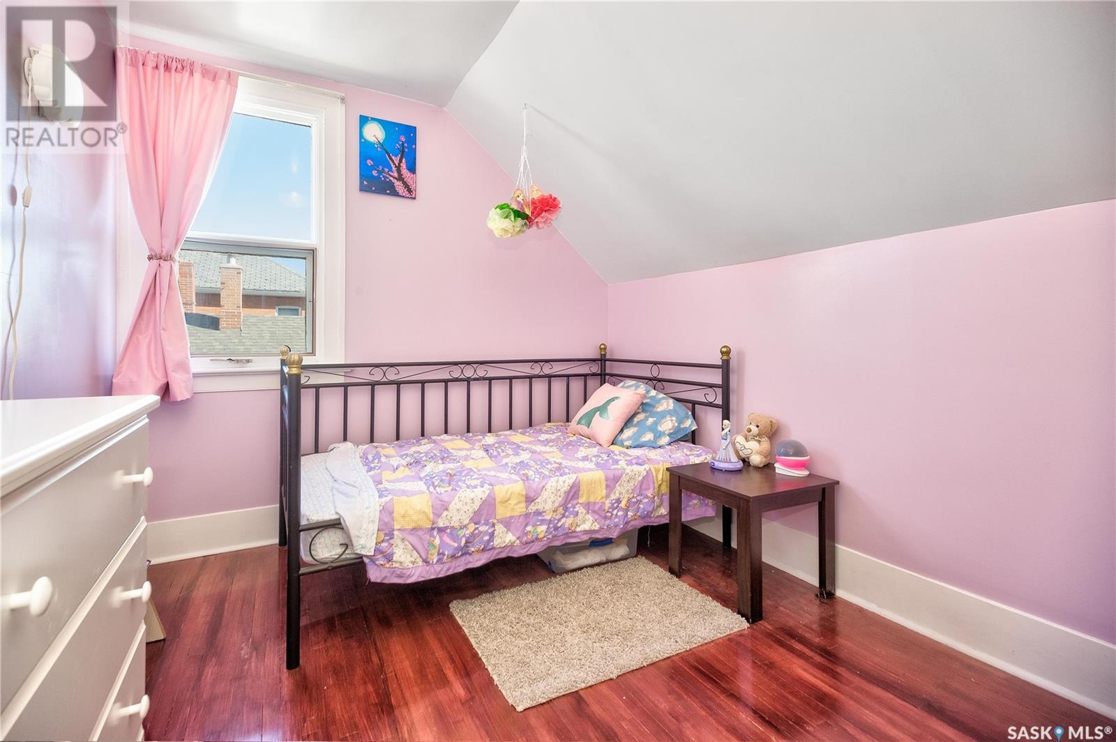 121 11th STREET E