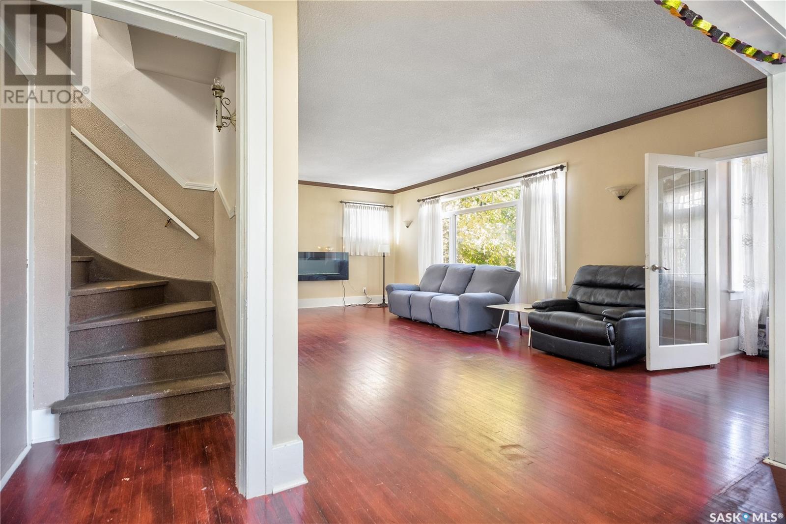 121 11th STREET E