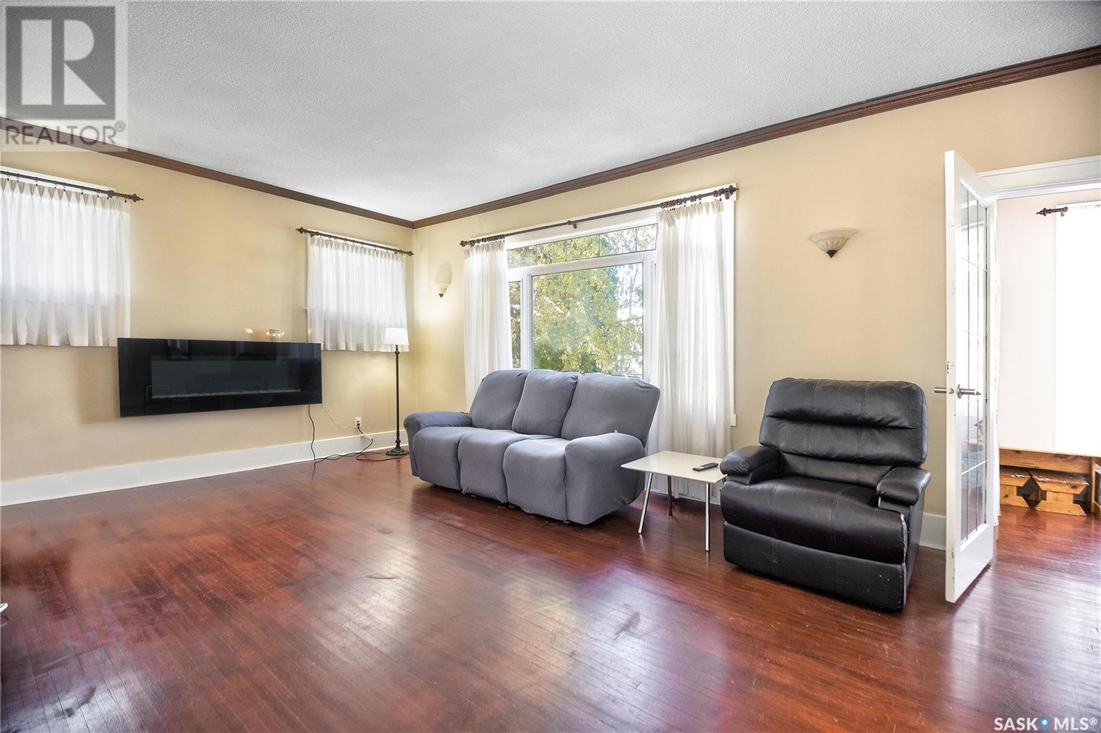 121 11th STREET E