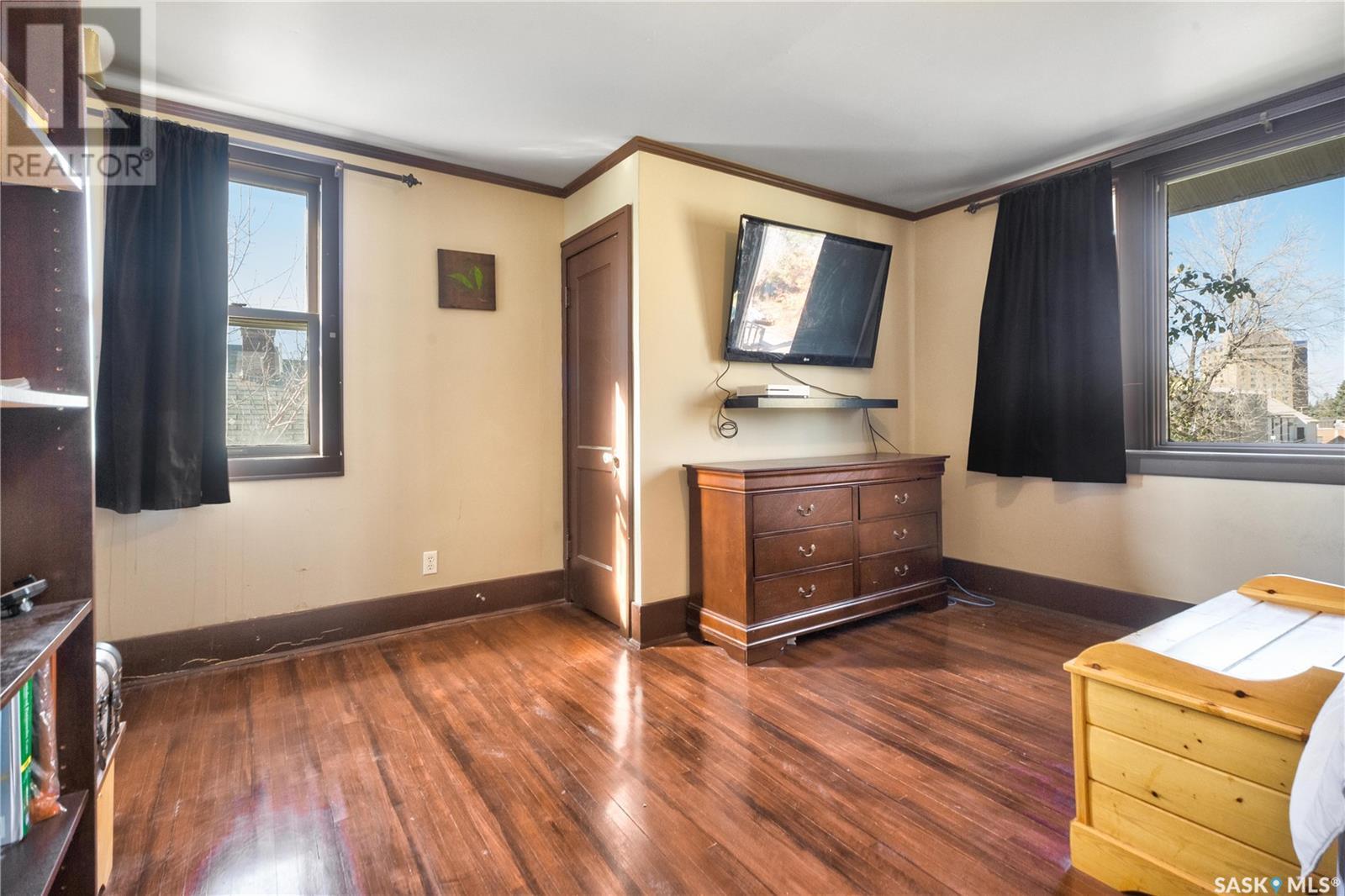 121 11th STREET E