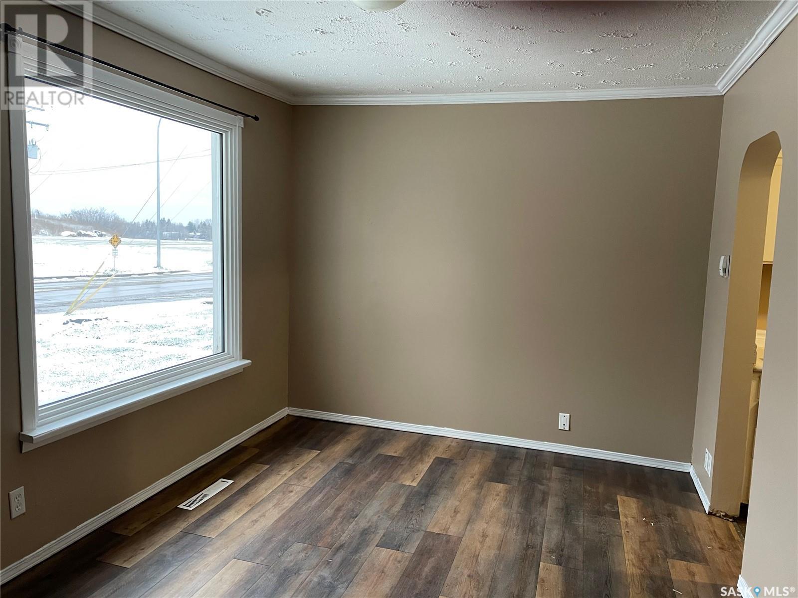 805 River STREET W