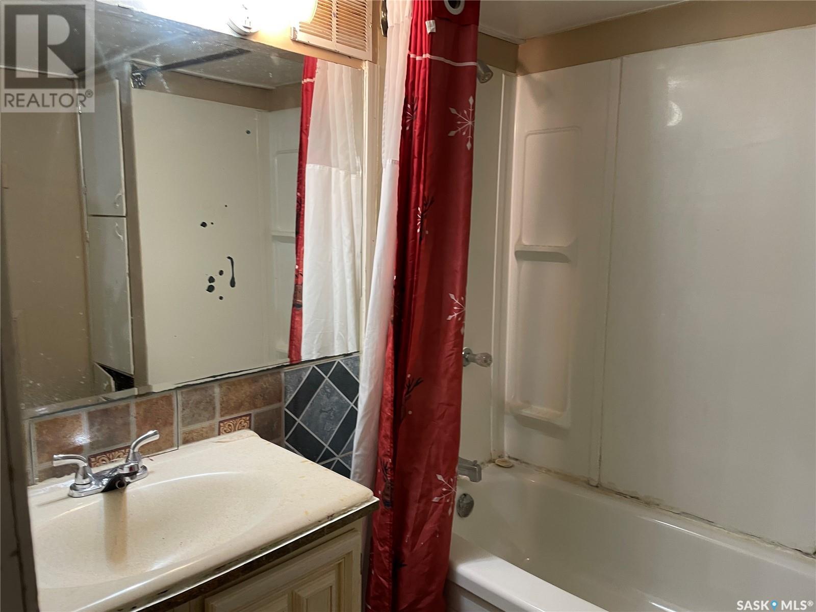 805 River STREET W