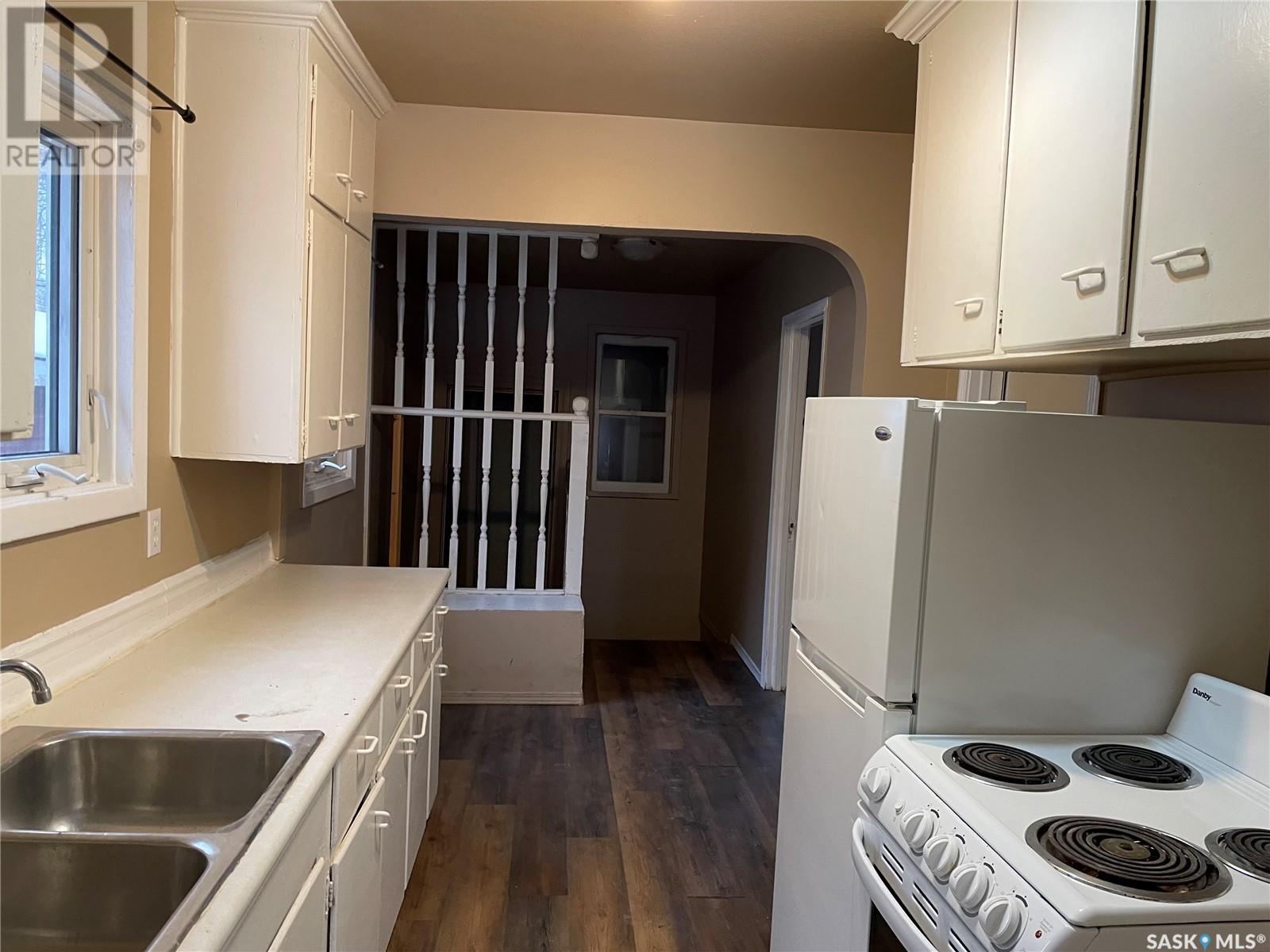 805 River STREET W