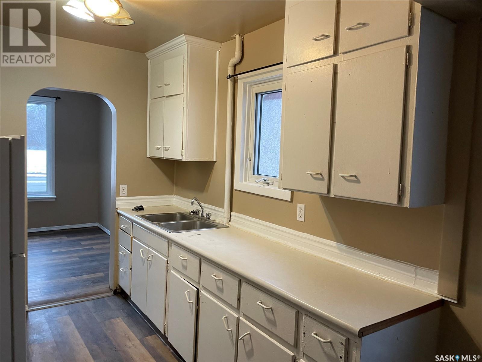 805 River STREET W