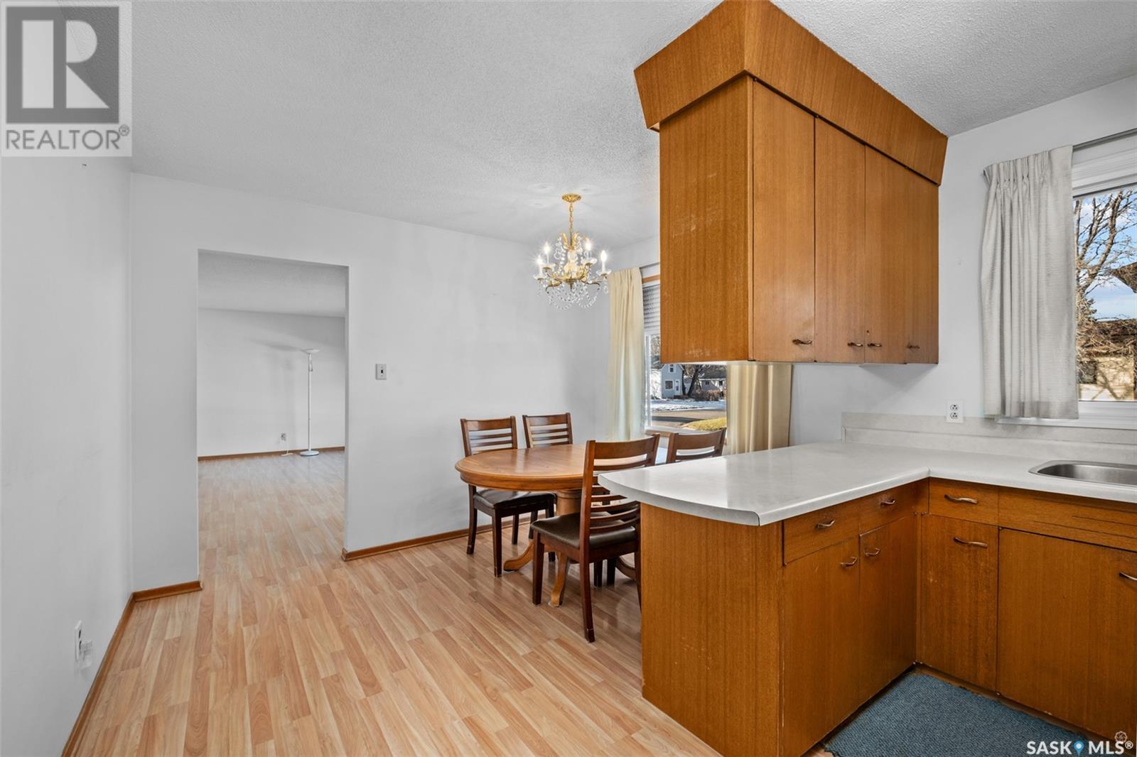 700 6th STREET E