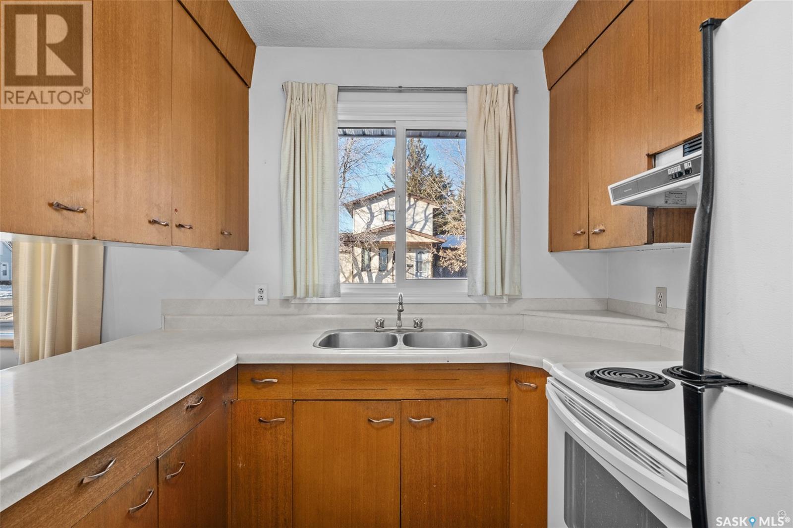 700 6th STREET E