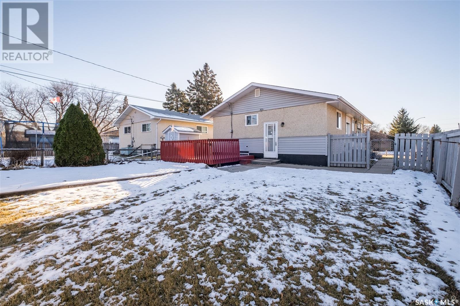 700 6th STREET E