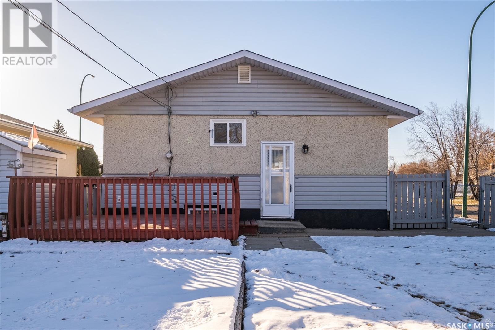 700 6th STREET E