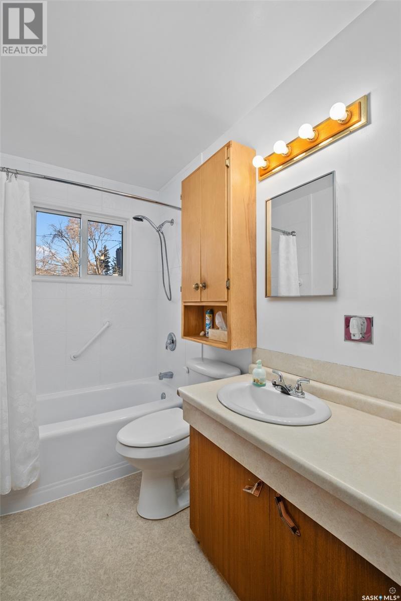 700 6th STREET E