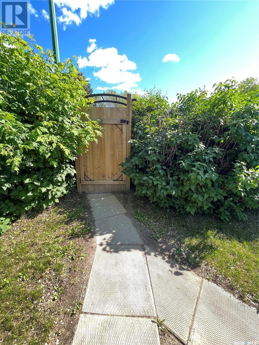 868 17th STREET W