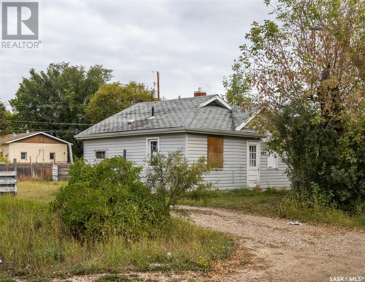 682 18th STREET W