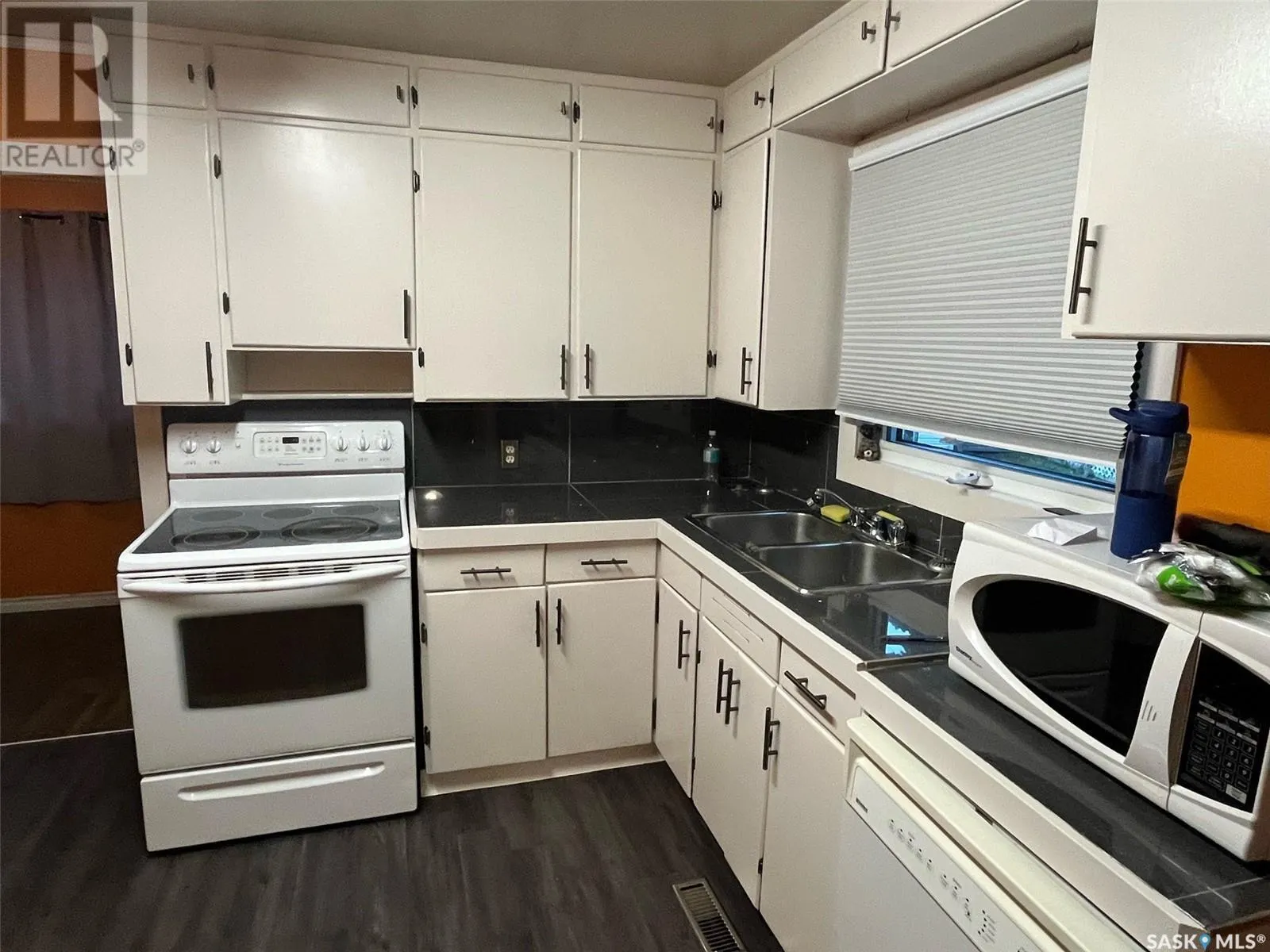 178 6th STREET E